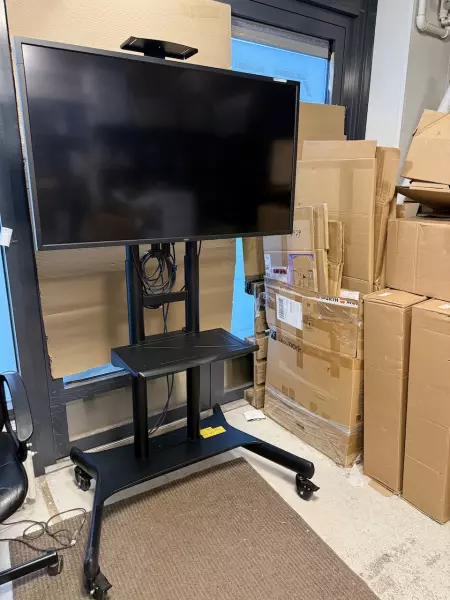 Lattiateline näytölle (pyörillä liikuteltava) + NEC Multisync V463 - 46” - ammattikäyttöön tarkoitettu mainosnäyttö + HDMI kaapelit. Käytetty.
